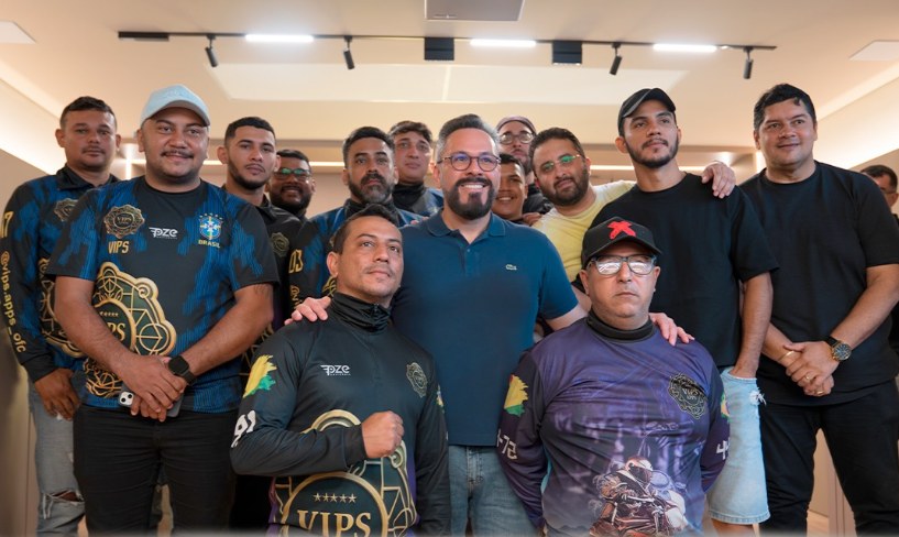 Dr. Junior Nascimento com grupo de apoiadores e lideranças comunitárias