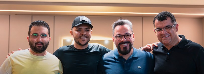 Dr. Junior Nascimento acompanhado de três apoiadores durante encontro